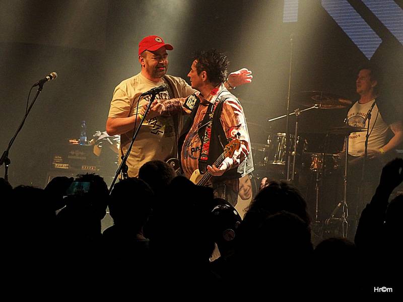 Kurva drát padesát: Fanoušci spolu s Visacím zámkem zpívali Petru Hoškovi k narozeninám