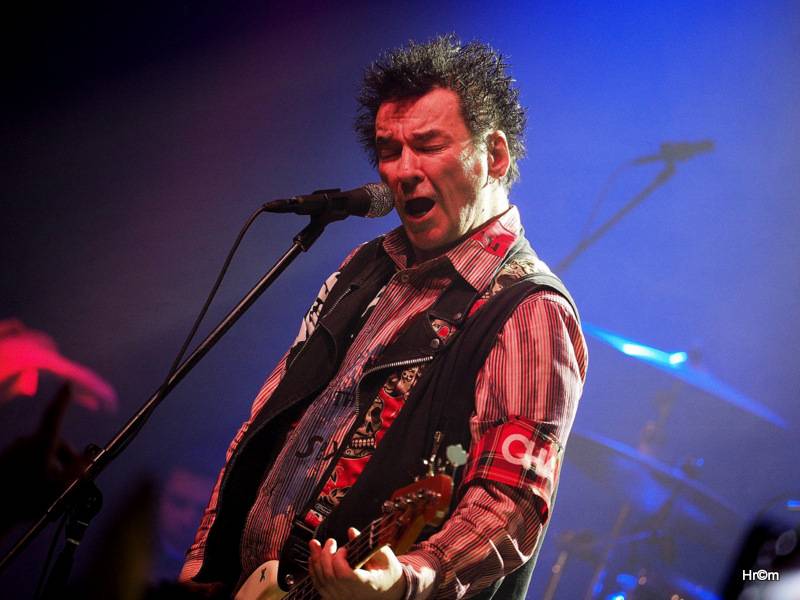 Kurva drát padesát: Fanoušci spolu s Visacím zámkem zpívali Petru Hoškovi k narozeninám