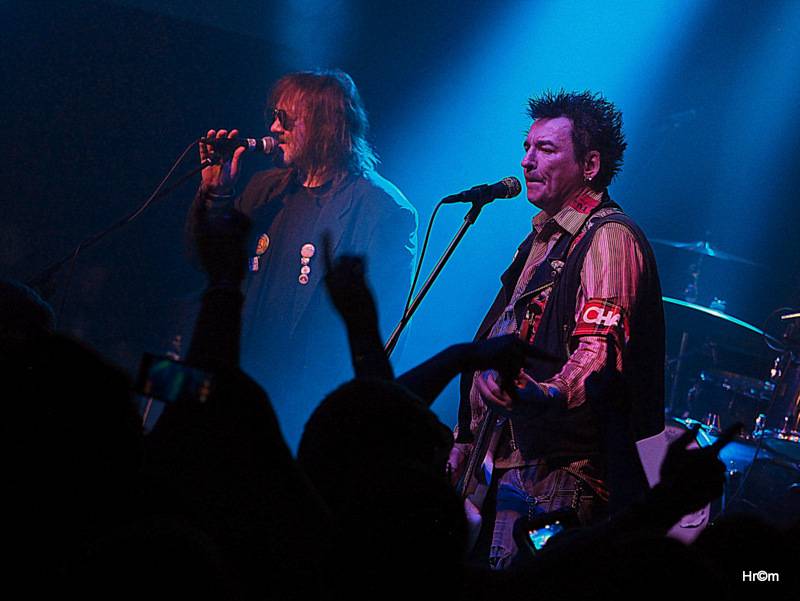 Kurva drát padesát: Fanoušci spolu s Visacím zámkem zpívali Petru Hoškovi k narozeninám