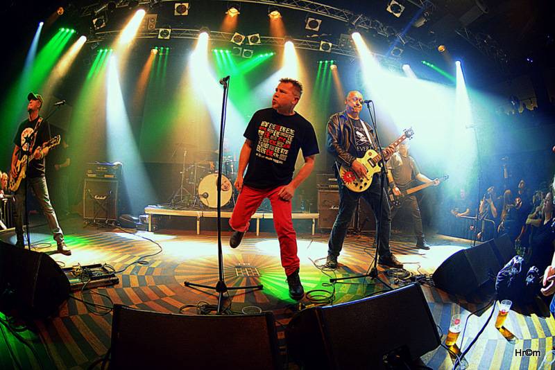 Kurva drát padesát: Fanoušci spolu s Visacím zámkem zpívali Petru Hoškovi k narozeninám