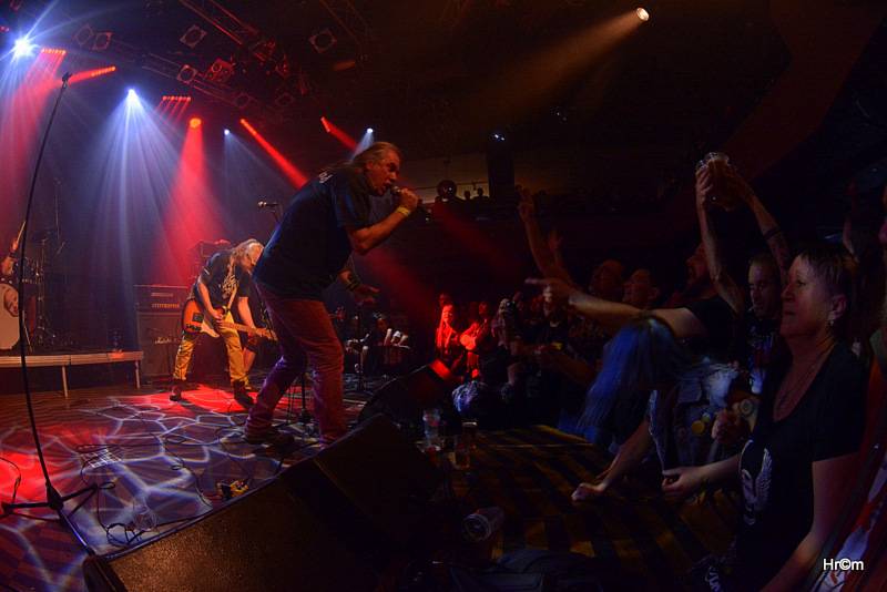 Kurva drát padesát: Fanoušci spolu s Visacím zámkem zpívali Petru Hoškovi k narozeninám