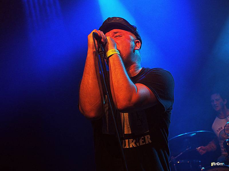 Kurva drát padesát: Fanoušci spolu s Visacím zámkem zpívali Petru Hoškovi k narozeninám