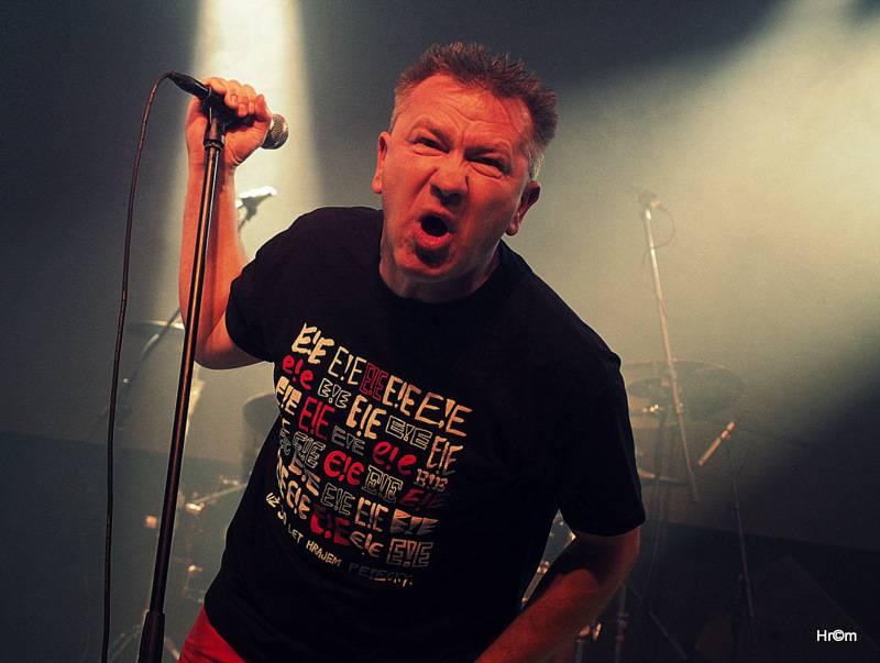 Kurva drát padesát: Fanoušci spolu s Visacím zámkem zpívali Petru Hoškovi k narozeninám