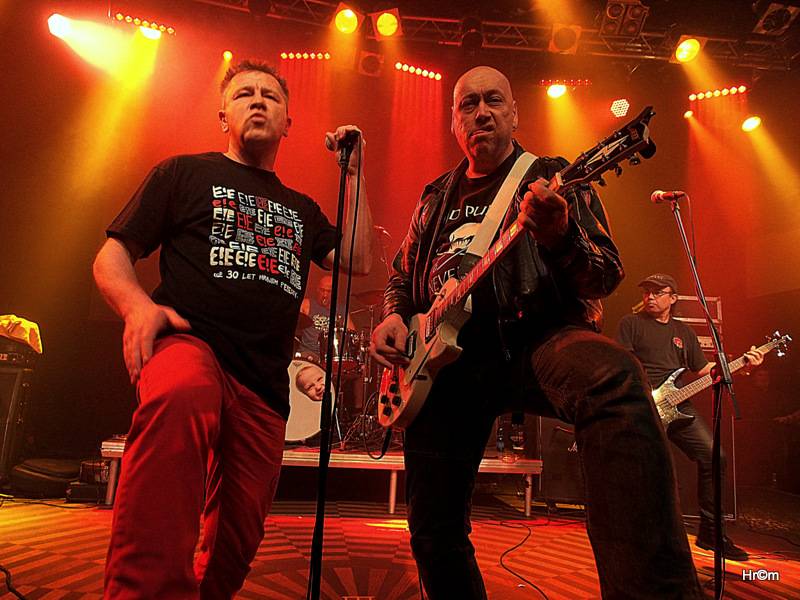 Kurva drát padesát: Fanoušci spolu s Visacím zámkem zpívali Petru Hoškovi k narozeninám