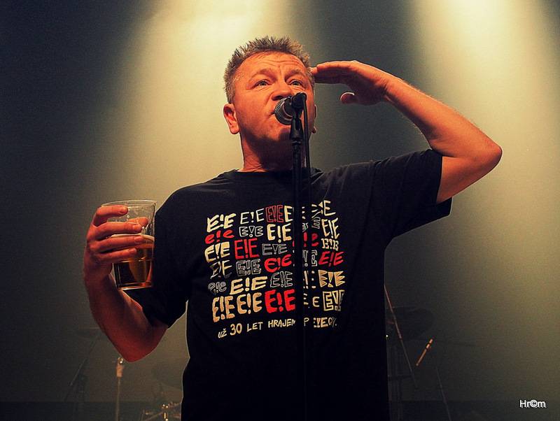 Kurva drát padesát: Fanoušci spolu s Visacím zámkem zpívali Petru Hoškovi k narozeninám