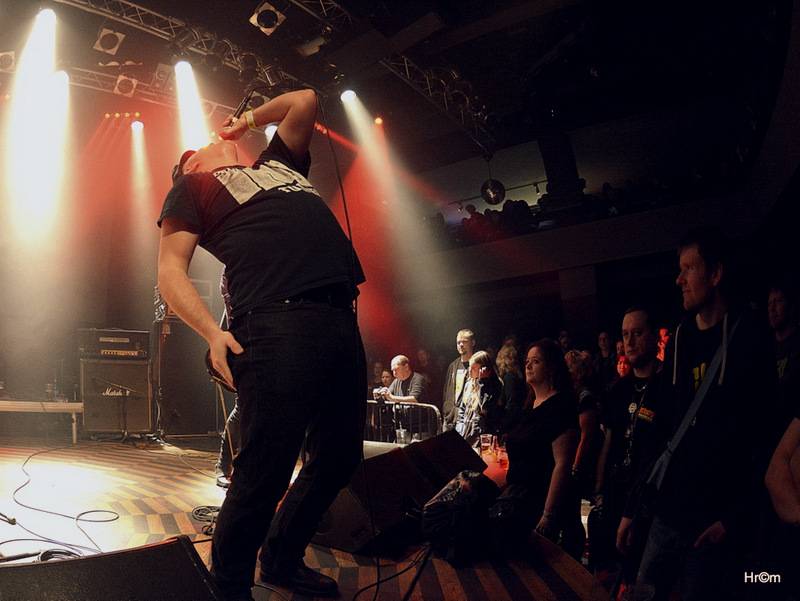 Kurva drát padesát: Fanoušci spolu s Visacím zámkem zpívali Petru Hoškovi k narozeninám