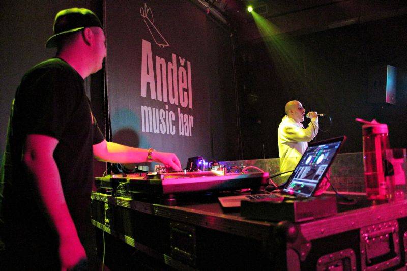 If přivezli do Plzně novou desku Stop Play