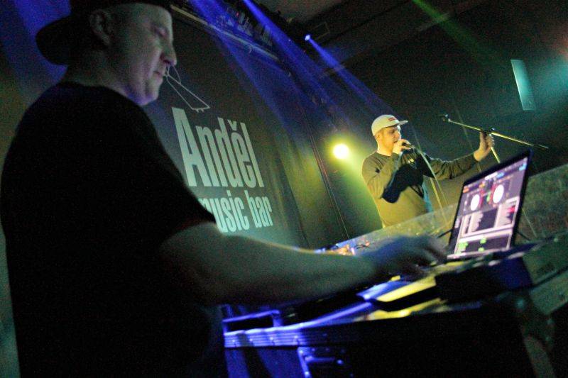 If přivezli do Plzně novou desku Stop Play