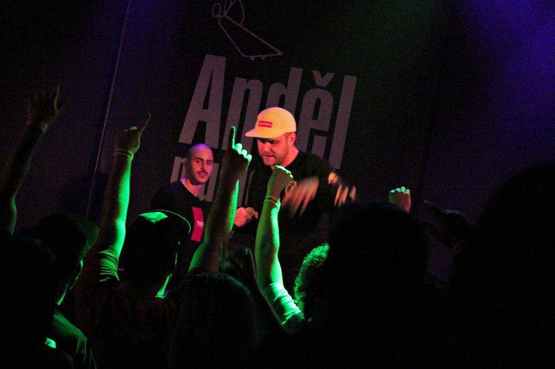 If přivezli do Plzně novou desku Stop Play