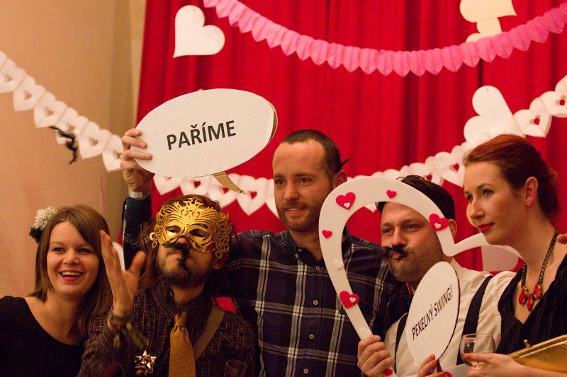 Mydy Rabycad roztančili Plzeň: Peklo ovládly kšandy a peříčka v rytmu swingu