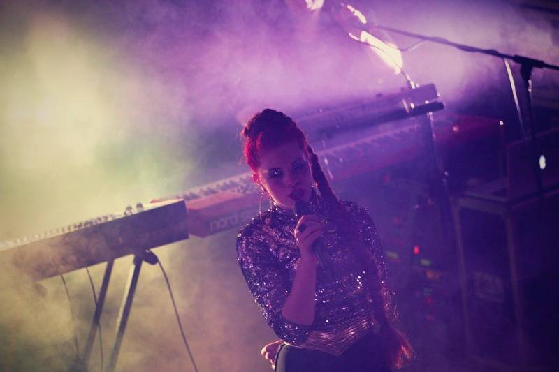 Mydy Rabycad roztančili Plzeň: Peklo ovládly kšandy a peříčka v rytmu swingu