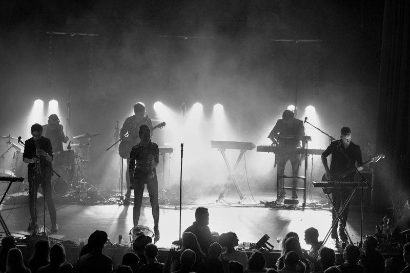 Mydy Rabycad roztančili Plzeň: Peklo ovládly kšandy a peříčka v rytmu swingu