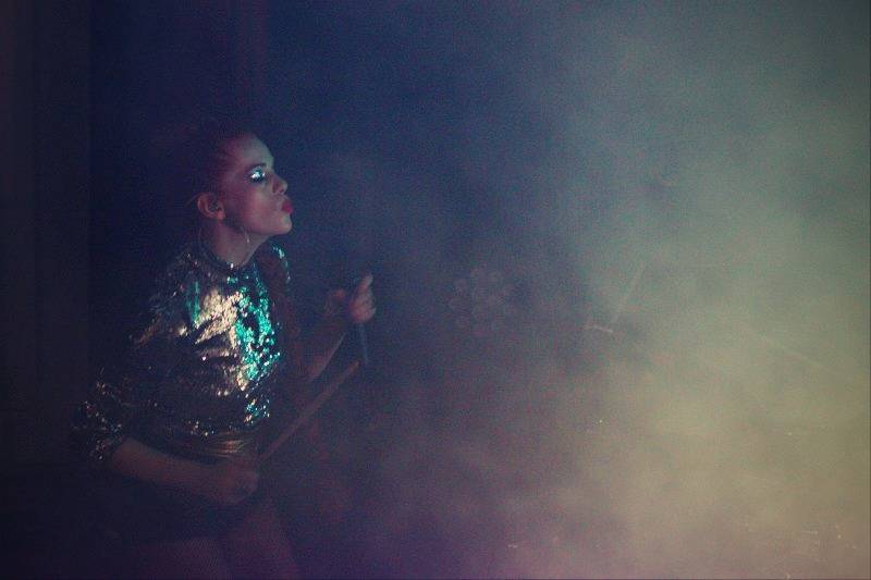 Mydy Rabycad roztančili Plzeň: Peklo ovládly kšandy a peříčka v rytmu swingu