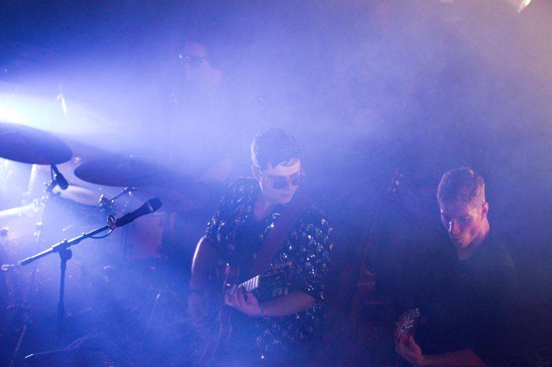 Mydy Rabycad roztančili Plzeň: Peklo ovládly kšandy a peříčka v rytmu swingu