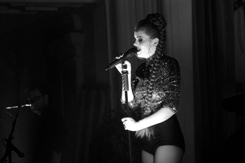 Mydy Rabycad roztančili Plzeň: Peklo ovládly kšandy a peříčka v rytmu swingu