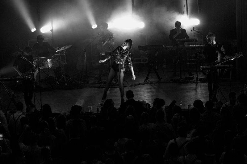 Mydy Rabycad roztančili Plzeň: Peklo ovládly kšandy a peříčka v rytmu swingu