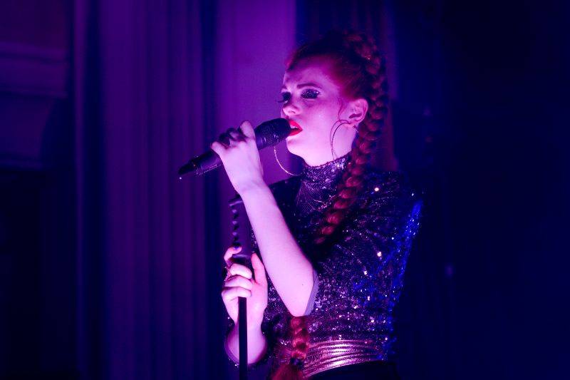 Mydy Rabycad roztančili Plzeň: Peklo ovládly kšandy a peříčka v rytmu swingu