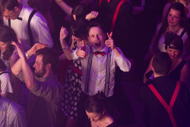 Mydy Rabycad roztančili Plzeň: Peklo ovládly kšandy a peříčka v rytmu swingu