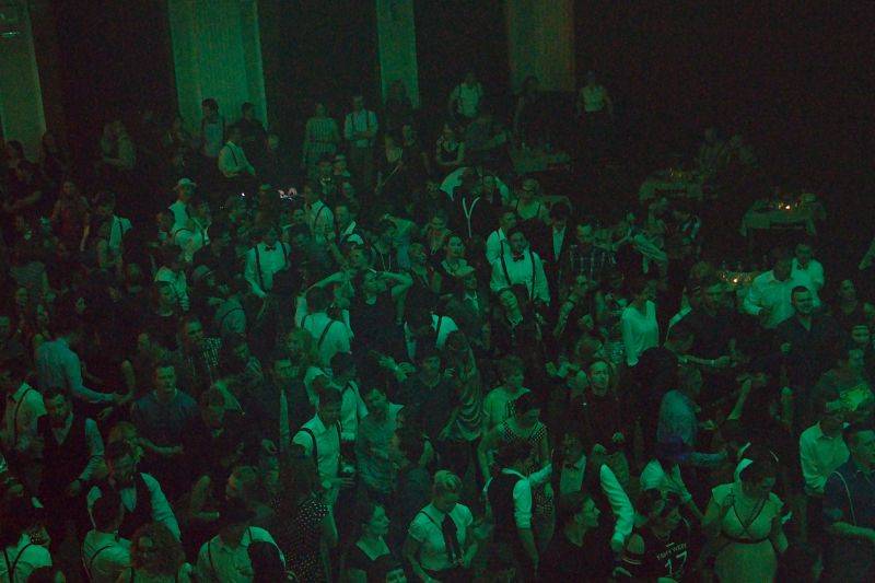 Mydy Rabycad roztančili Plzeň: Peklo ovládly kšandy a peříčka v rytmu swingu