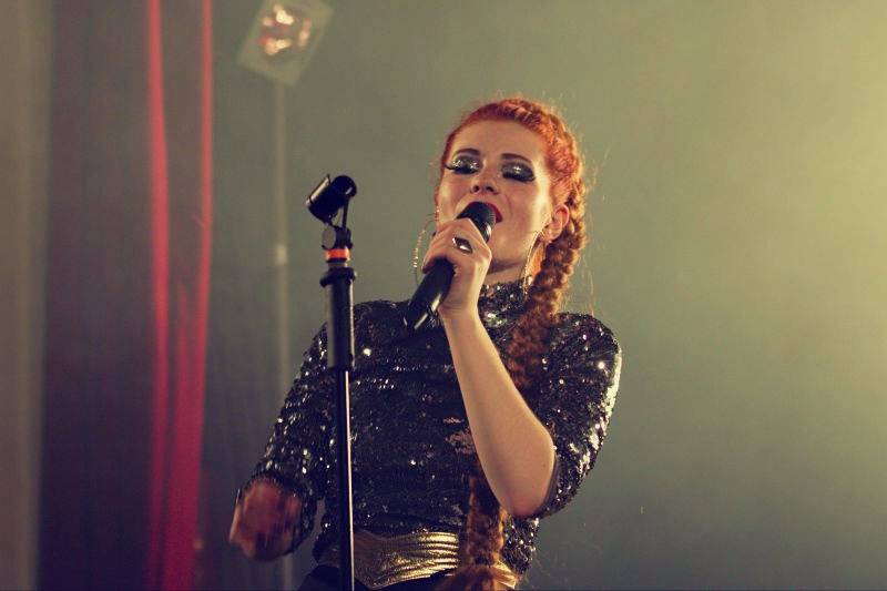 Mydy Rabycad roztančili Plzeň: Peklo ovládly kšandy a peříčka v rytmu swingu