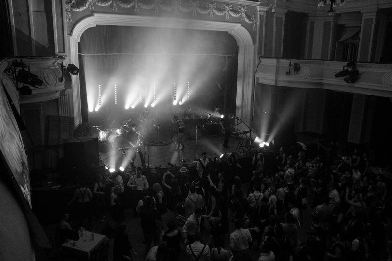 Mydy Rabycad roztančili Plzeň: Peklo ovládly kšandy a peříčka v rytmu swingu