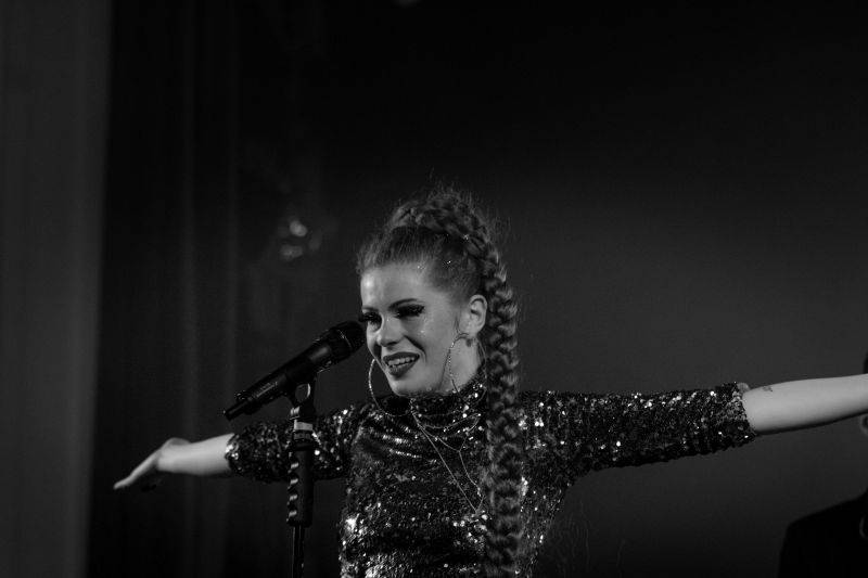 Mydy Rabycad roztančili Plzeň: Peklo ovládly kšandy a peříčka v rytmu swingu