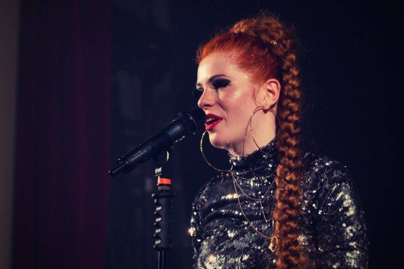 Mydy Rabycad roztančili Plzeň: Peklo ovládly kšandy a peříčka v rytmu swingu