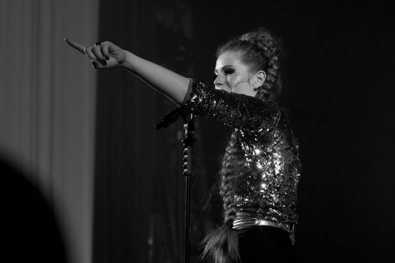 Mydy Rabycad roztančili Plzeň: Peklo ovládly kšandy a peříčka v rytmu swingu