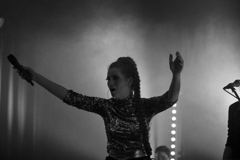 Mydy Rabycad roztančili Plzeň: Peklo ovládly kšandy a peříčka v rytmu swingu