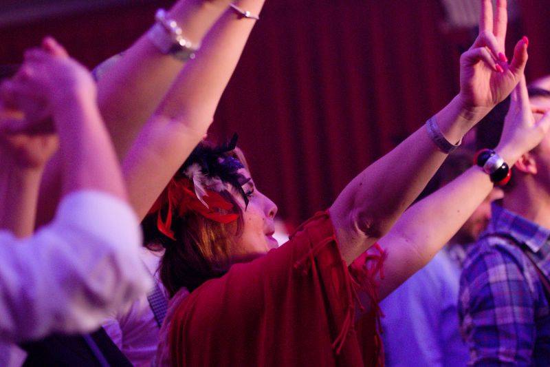 Mydy Rabycad roztančili Plzeň: Peklo ovládly kšandy a peříčka v rytmu swingu