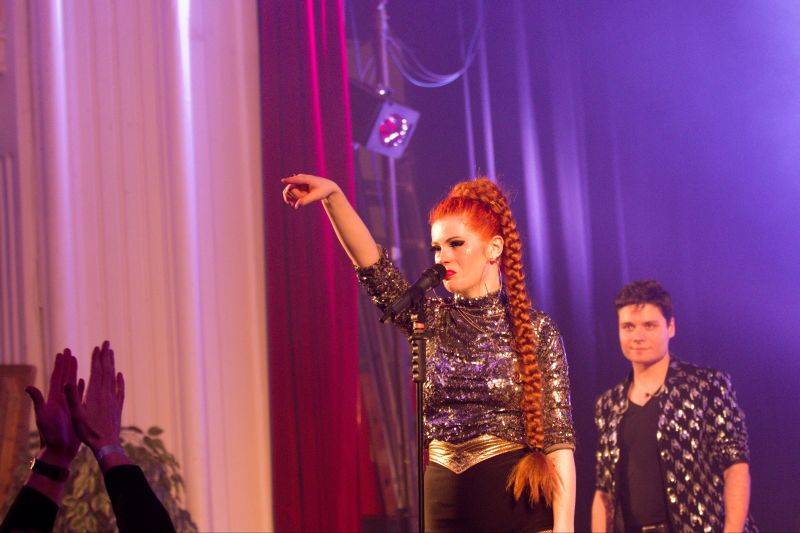 Mydy Rabycad roztančili Plzeň: Peklo ovládly kšandy a peříčka v rytmu swingu