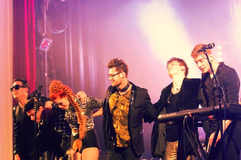 Mydy Rabycad roztančili Plzeň: Peklo ovládly kšandy a peříčka v rytmu swingu