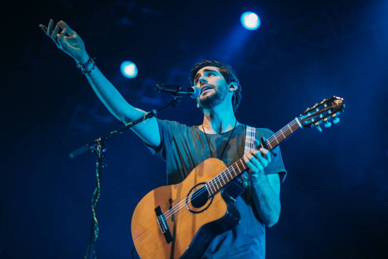 Alvaro Soler hned napoprvé vyprodal koncert v Praze, přivezl i Sofii