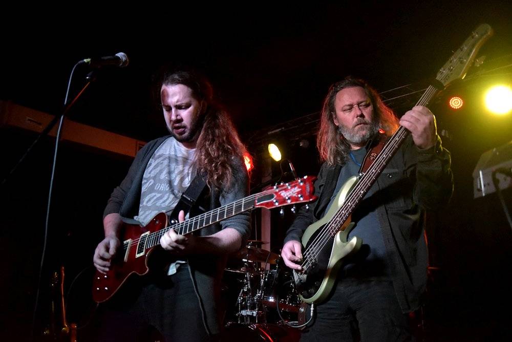 Neil Zaza, spoluhráč Stevea Vaie a Joea Satrianiho, zahrál v Praze