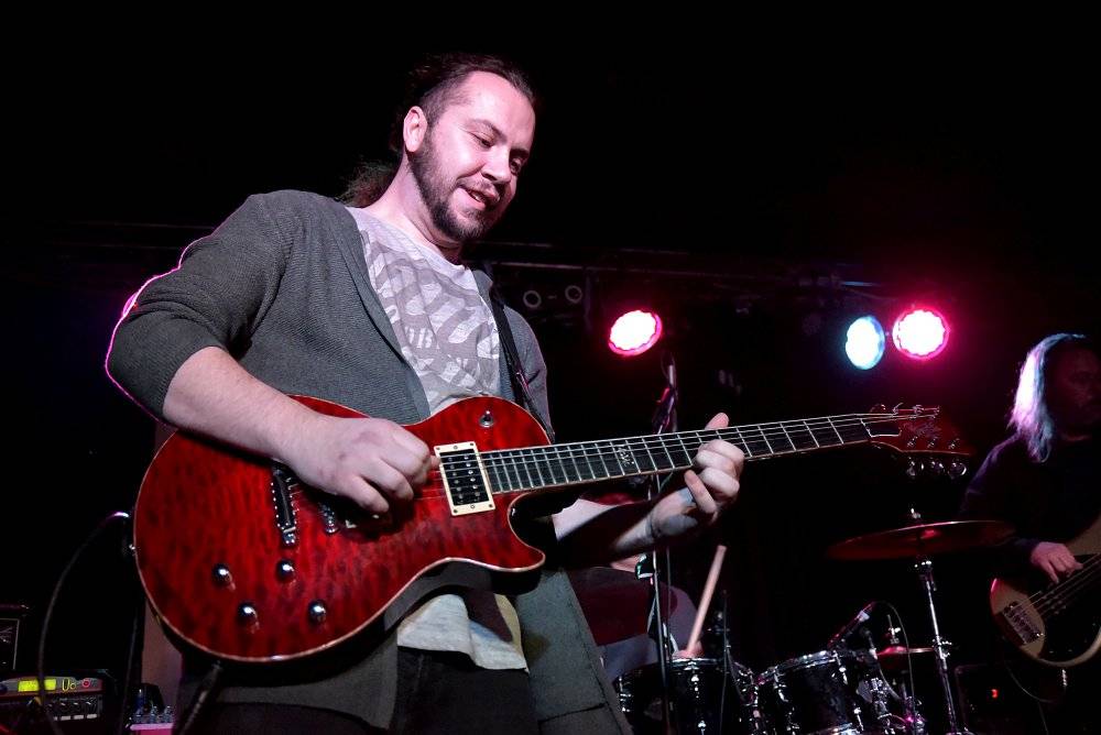 Neil Zaza, spoluhráč Stevea Vaie a Joea Satrianiho, zahrál v Praze