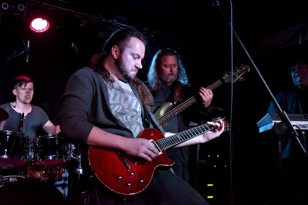 Neil Zaza, spoluhráč Stevea Vaie a Joea Satrianiho, zahrál v Praze