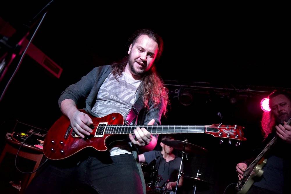 Neil Zaza, spoluhráč Stevea Vaie a Joea Satrianiho, zahrál v Praze