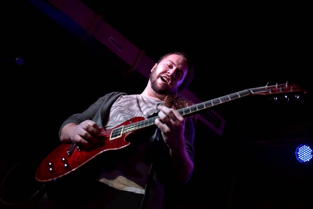 Neil Zaza, spoluhráč Stevea Vaie a Joea Satrianiho, zahrál v Praze