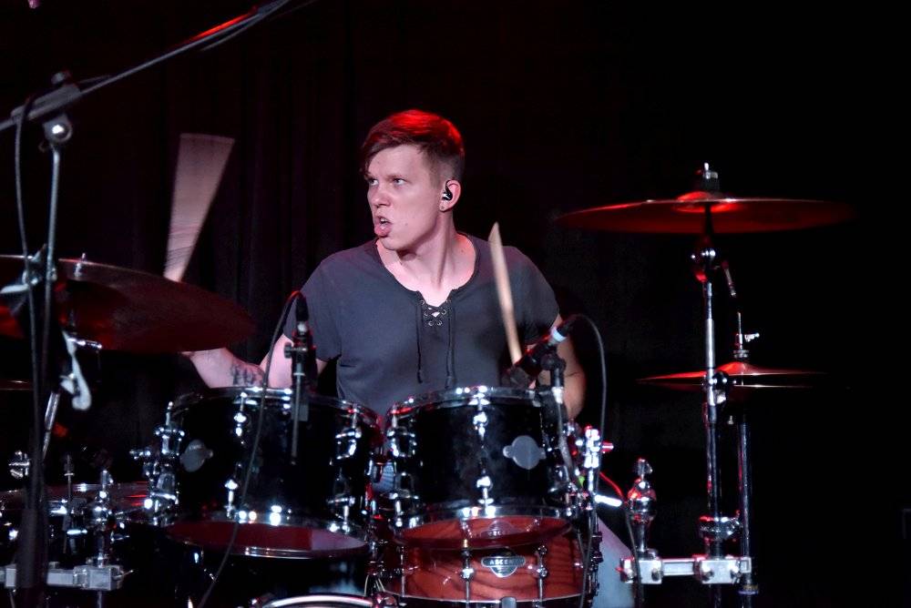 Neil Zaza, spoluhráč Stevea Vaie a Joea Satrianiho, zahrál v Praze