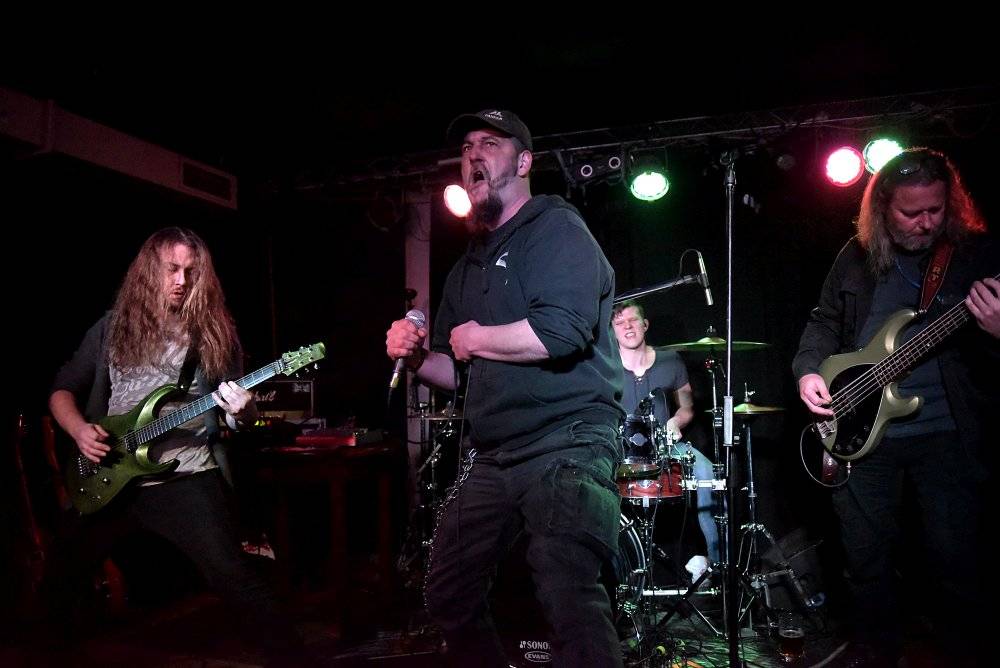 Neil Zaza, spoluhráč Stevea Vaie a Joea Satrianiho, zahrál v Praze