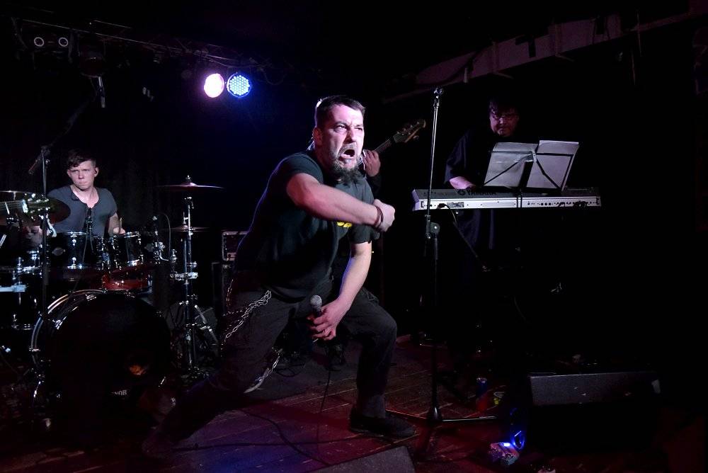 Neil Zaza, spoluhráč Stevea Vaie a Joea Satrianiho, zahrál v Praze