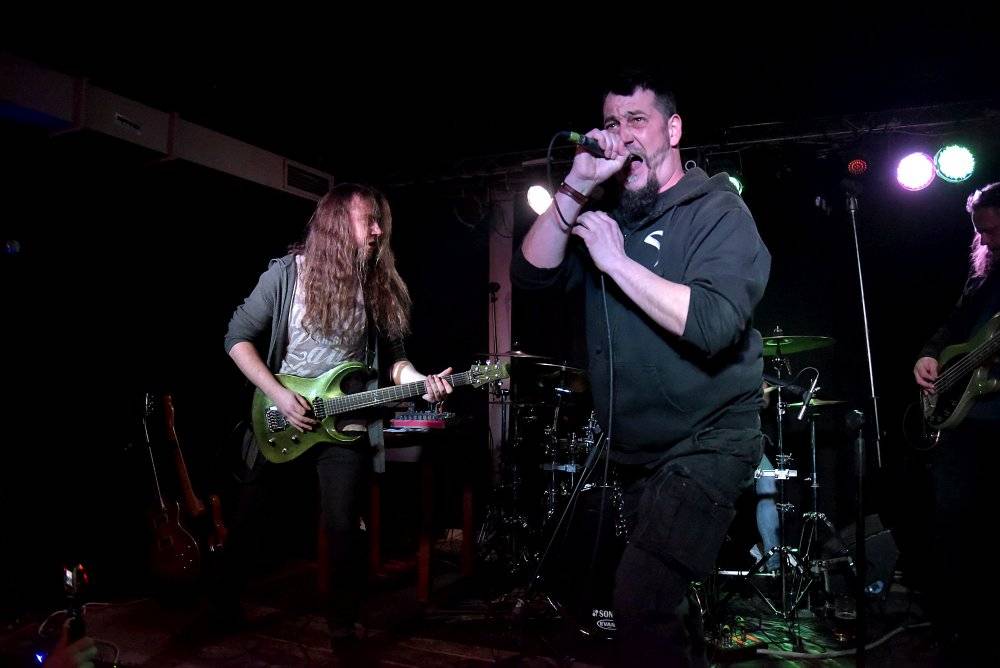 Neil Zaza, spoluhráč Stevea Vaie a Joea Satrianiho, zahrál v Praze