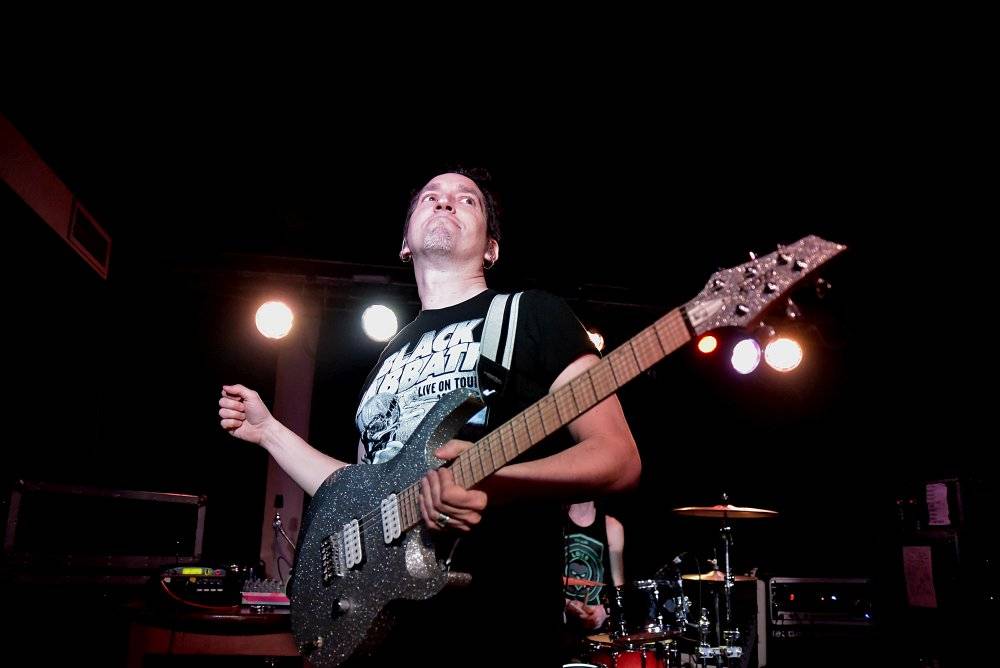 Neil Zaza, spoluhráč Stevea Vaie a Joea Satrianiho, zahrál v Praze