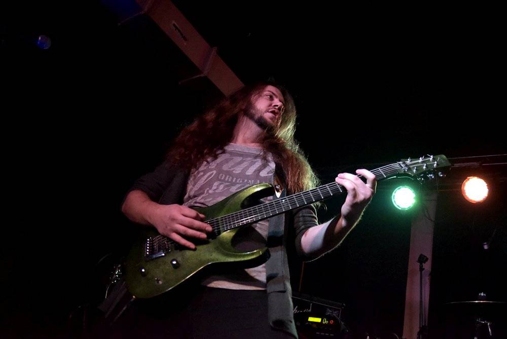 Neil Zaza, spoluhráč Stevea Vaie a Joea Satrianiho, zahrál v Praze