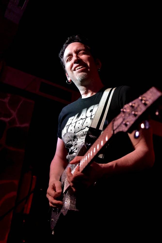 Neil Zaza, spoluhráč Stevea Vaie a Joea Satrianiho, zahrál v Praze