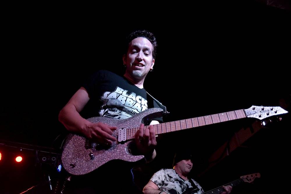 Neil Zaza, spoluhráč Stevea Vaie a Joea Satrianiho, zahrál v Praze