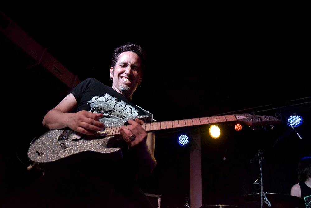 Neil Zaza, spoluhráč Stevea Vaie a Joea Satrianiho, zahrál v Praze