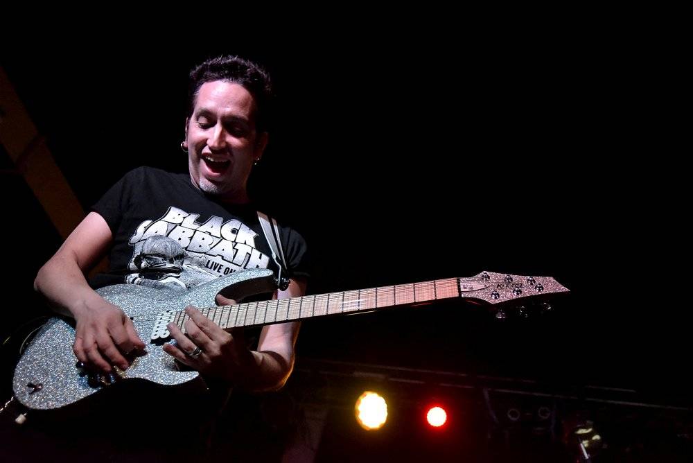 Neil Zaza, spoluhráč Stevea Vaie a Joea Satrianiho, zahrál v Praze