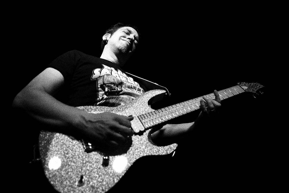 Neil Zaza, spoluhráč Stevea Vaie a Joea Satrianiho, zahrál v Praze