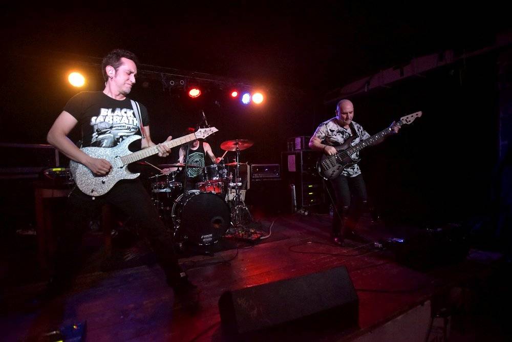 Neil Zaza, spoluhráč Stevea Vaie a Joea Satrianiho, zahrál v Praze